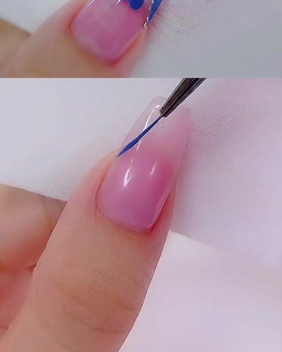 フラットなジェルブラシで、描いたフレンチラインの内側を不透明なブルーのジェルで塗りつぶしている様子。