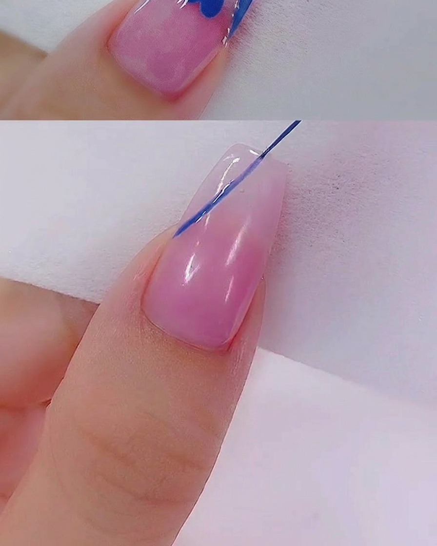 ライナーブラシで、2つのドットの下部を引いてハートの尖った底を作っている様子。