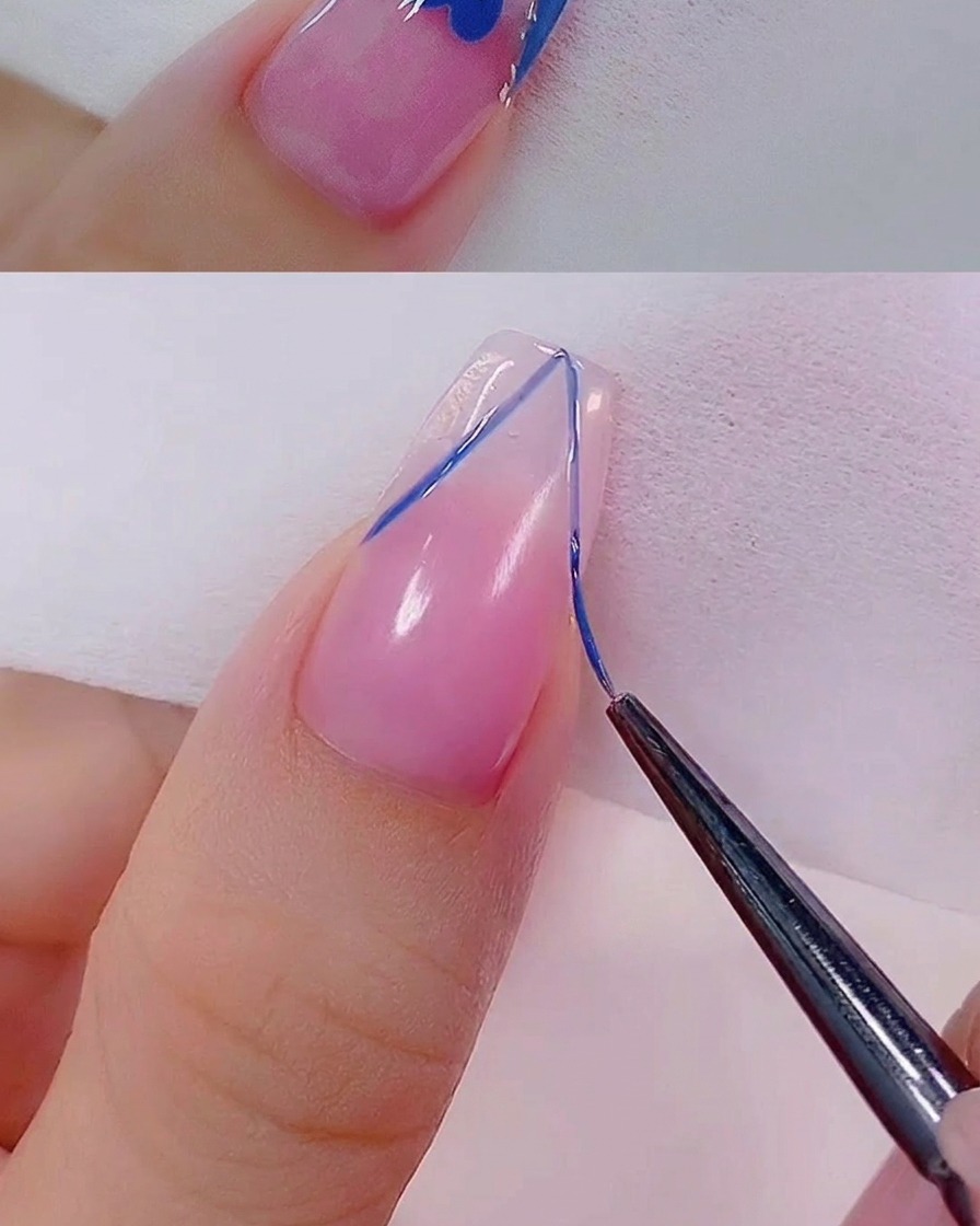 細い筆を使い、フレンチネイルの境界線にローズゴールドのグリッタージェルで細いラインを描いている様子。