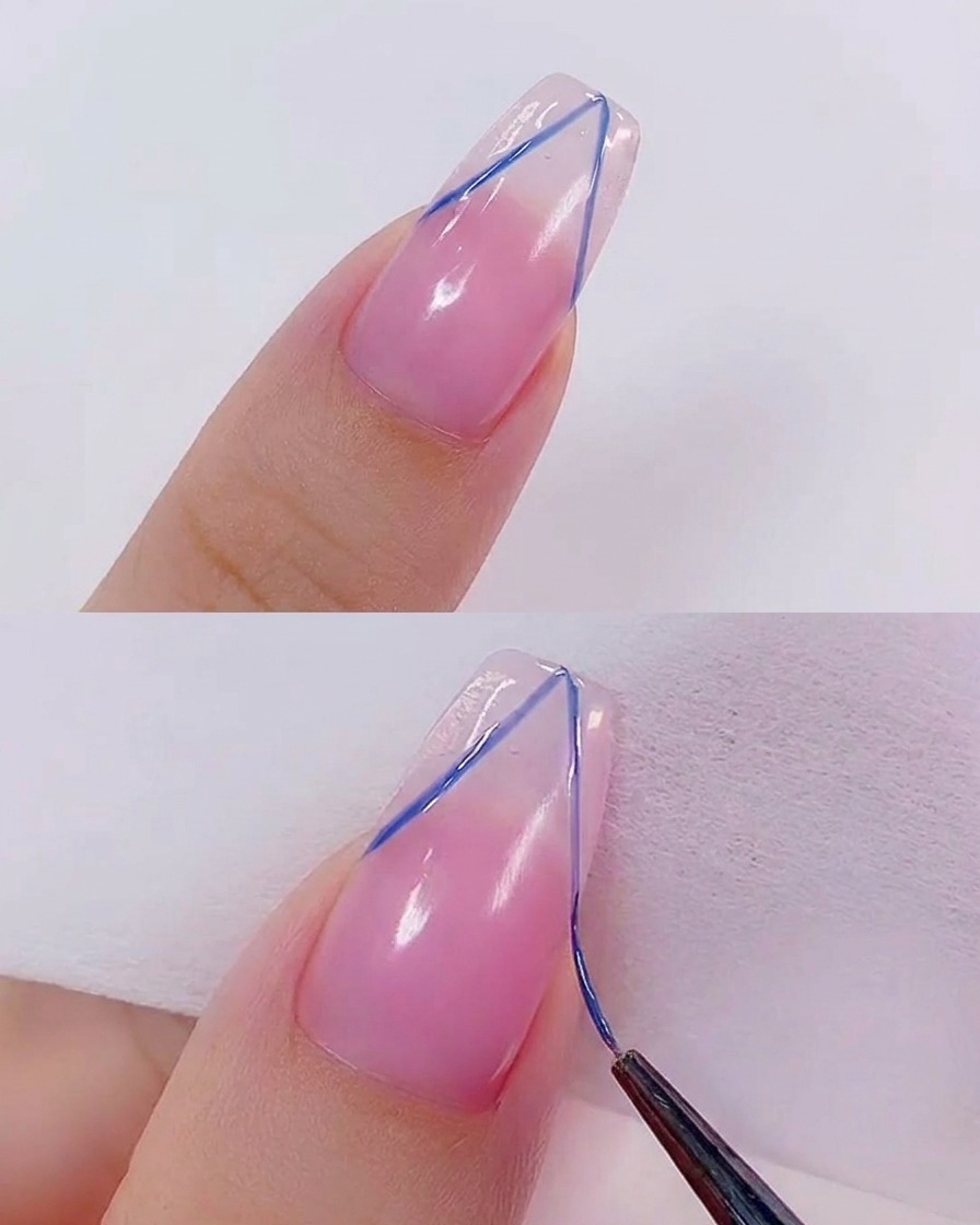 仕上げにクリアのトップコートを塗り、ネイルデザインに光沢感を与えている様子。
