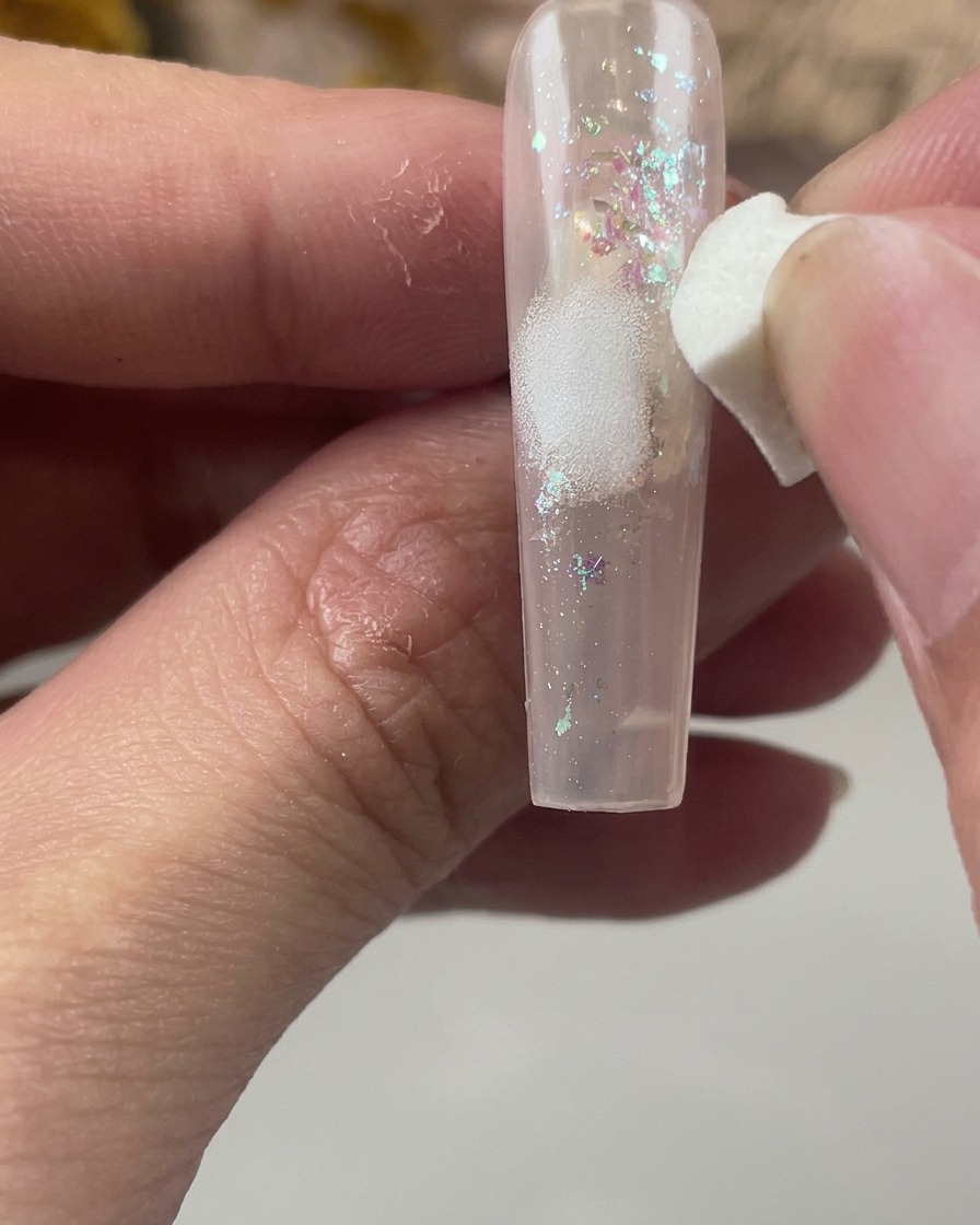 スポンジで花の咲く位置に白いペイントをぼかしてのせている様子。
