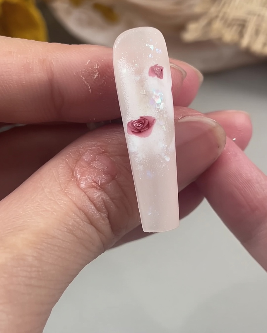 花びらの中心を塗りつぶし、バラの輪郭を整えている様子。