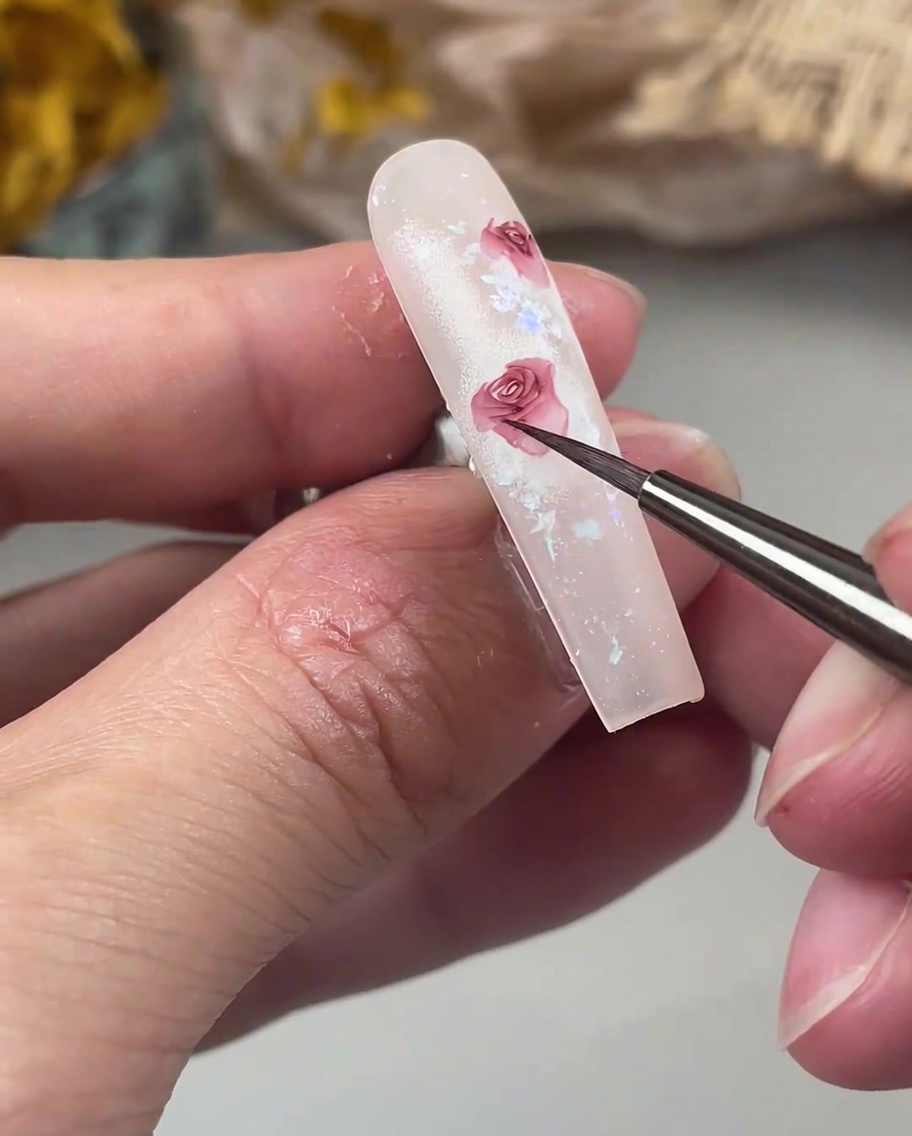 バラの外側に開いた花びらを書き足している様子。