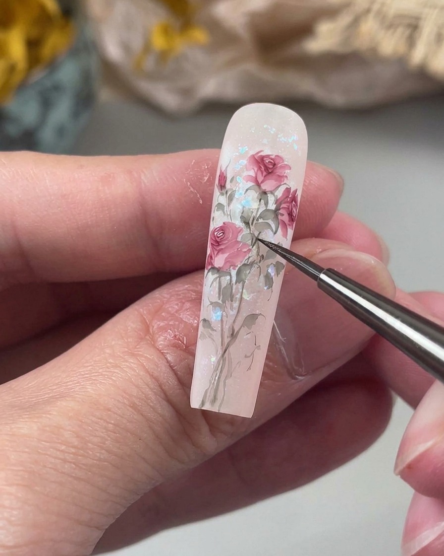 細いブラシで淡いグリーンの茎をつないで描いている様子。