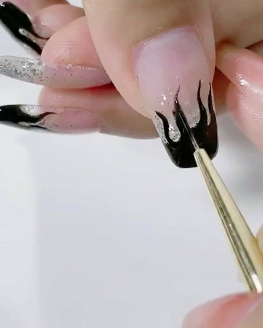 炎のアートの上に黒ジェルを二度塗りしている様子