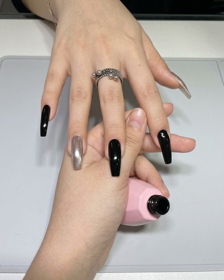 小さなパレットからブラックのジェルを細いネイルアートライナーブラシに含ませている様子。