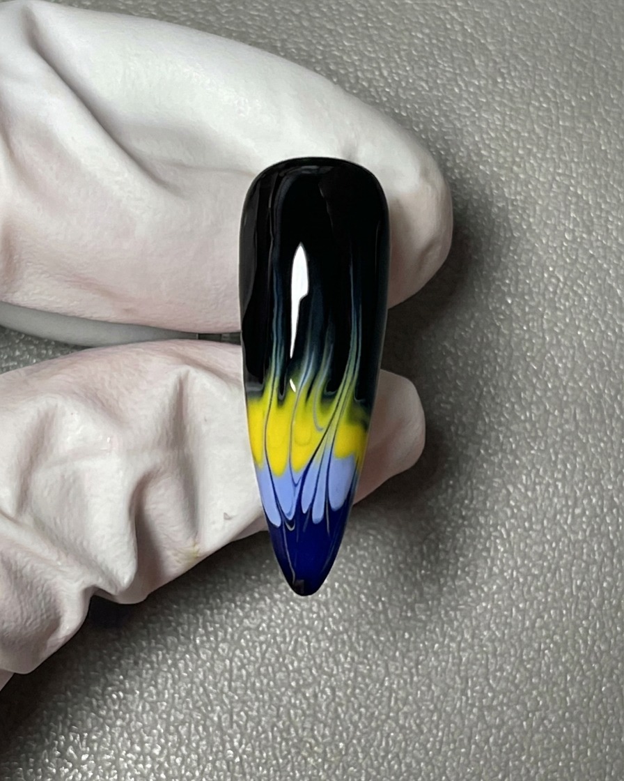 滑らかで不透明な黒いジェルポリッシュを爪全体に塗布した様子。