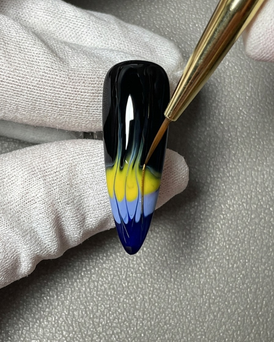 UV/LEDネイルランプの中で、黒いベースコートを硬化させている手。