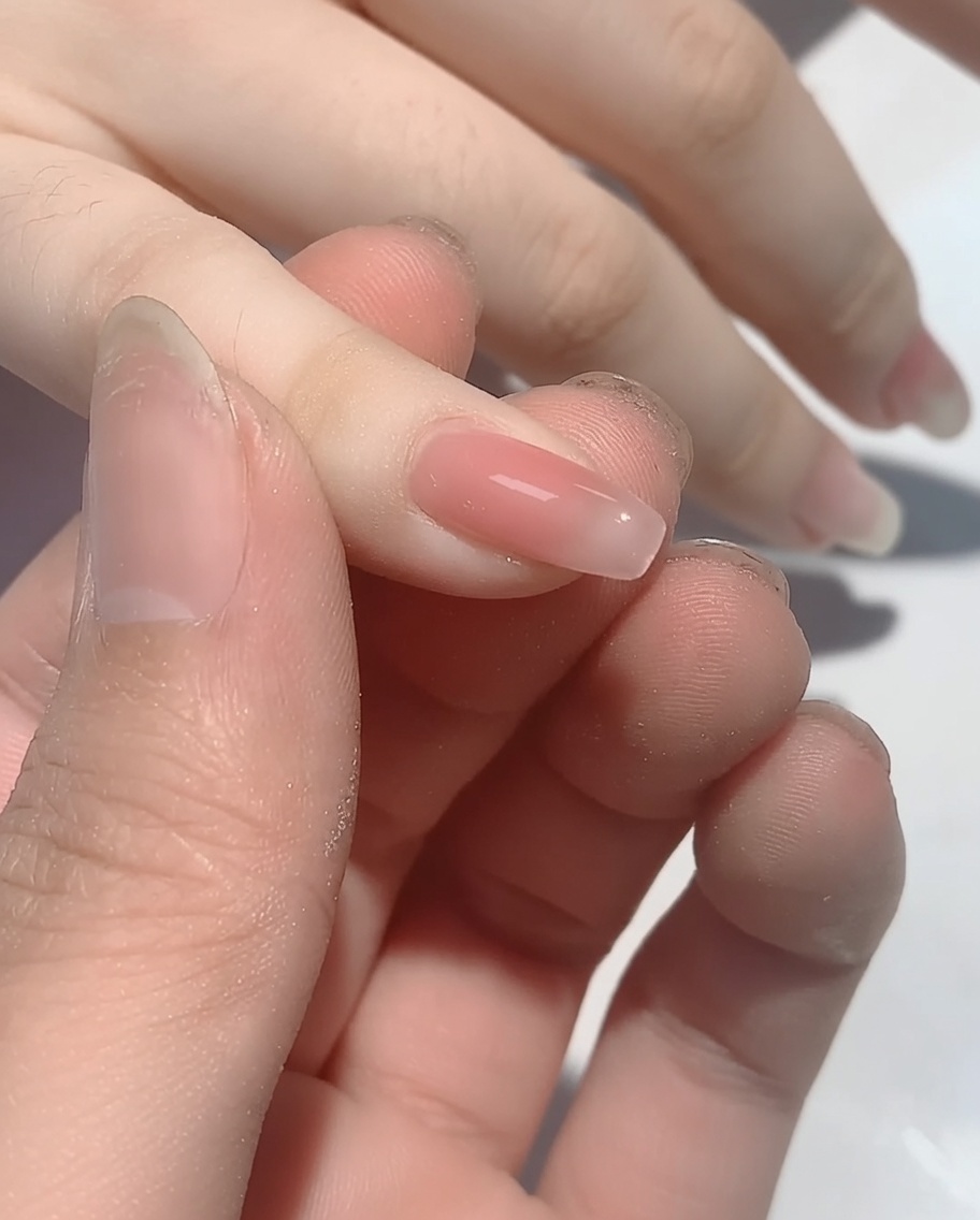 チップを使って爪の先端半分にオーロラパウダーを乗せている様子
