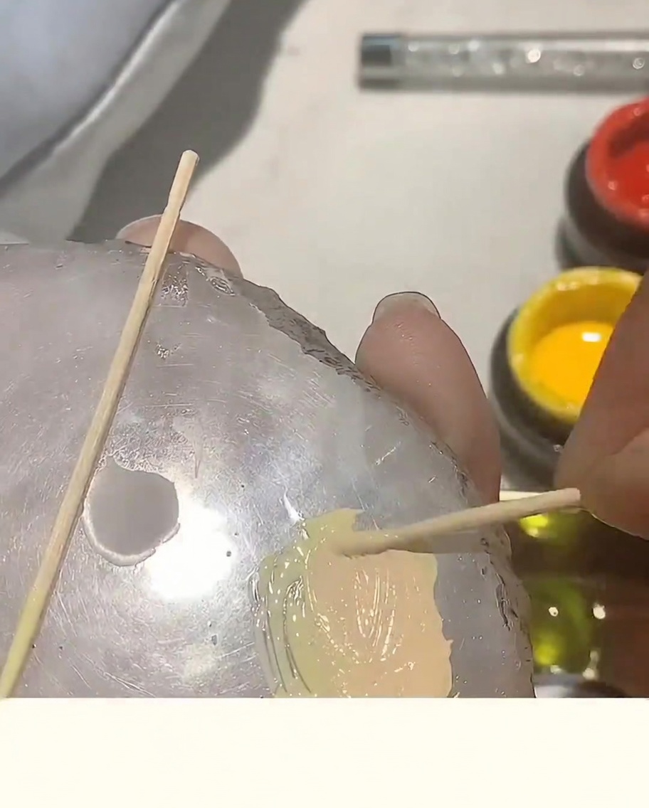 ガラスパレット上で綺麗に混ざり合ったなめらかなピーチカラーのジェル