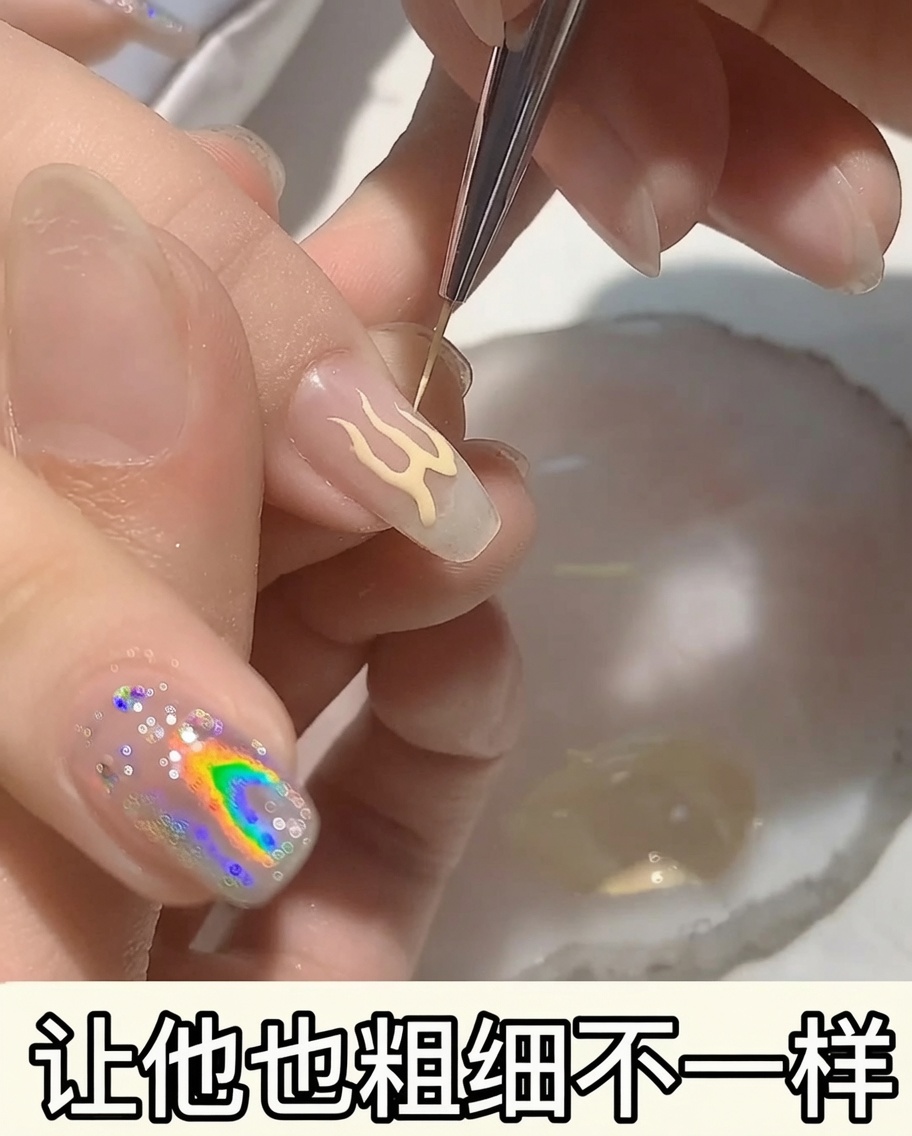 爪に描かれたファイヤーの輪郭をピーチカラーのジェルで少し太くしているアップ画像