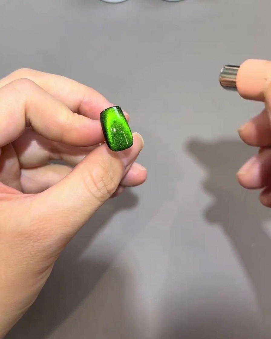 爪の先端で磁石をCカーブを描くように動かし、磁性粒子を丸みのあるビーズ状に集めている様子。