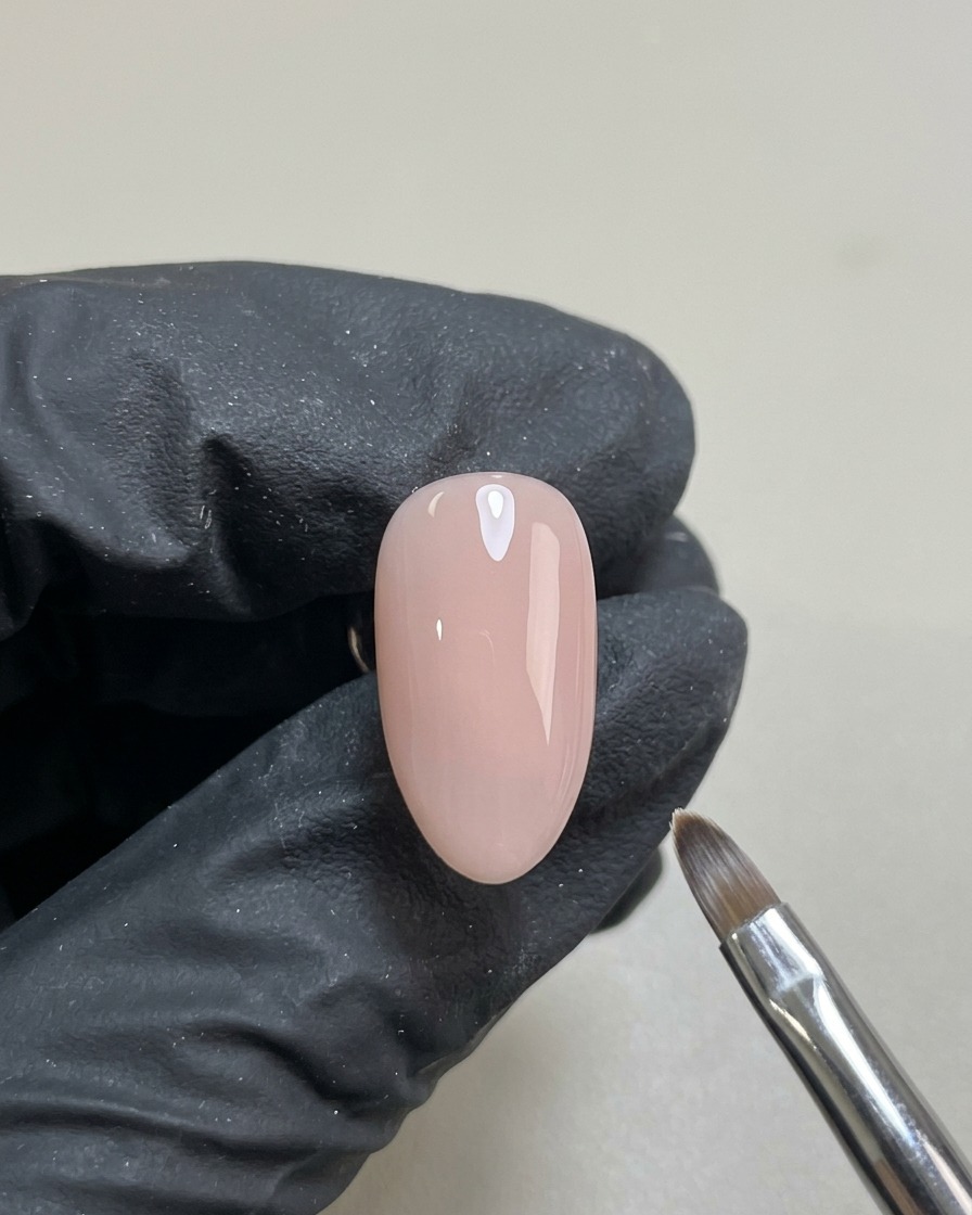 アートの準備が整った、透け感のあるヌーディージェルが滑らかに塗られた爪