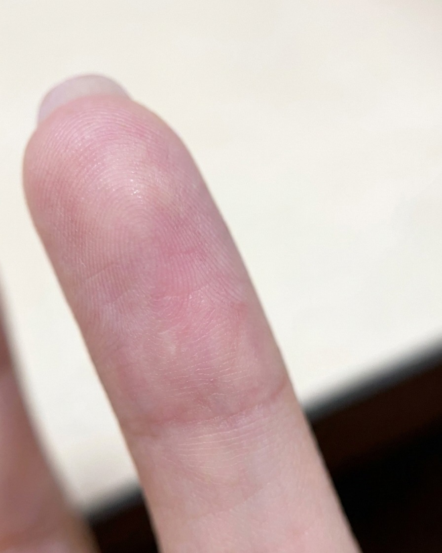 指を逆さまにして、重力でジェルを中央に寄せている様子。