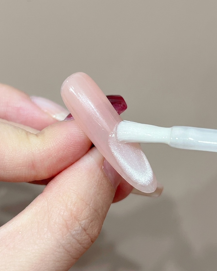 プロ用UVライトの下に置かれ、硬化中のネイル。