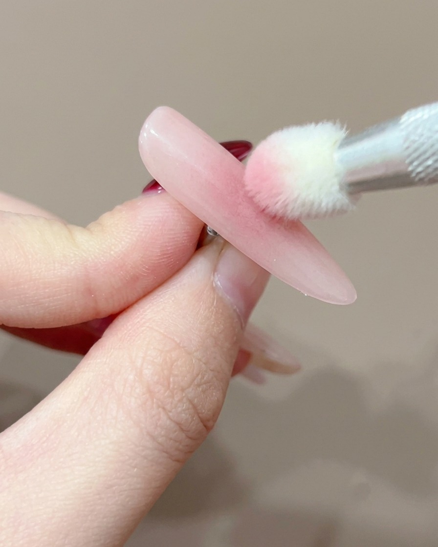 UVライトで硬化されている爪先のクローズアップ。