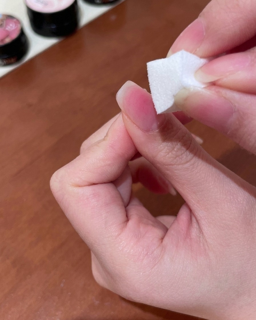 メイクスポンジでピーチジェルを叩きながらぼかしている様子。