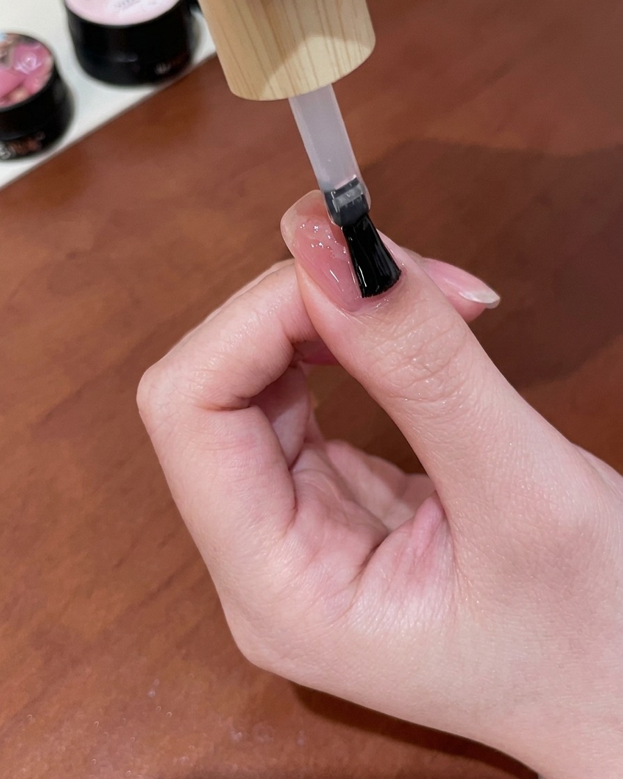 仕上げのトップコートを塗り、光沢が出ている様子。