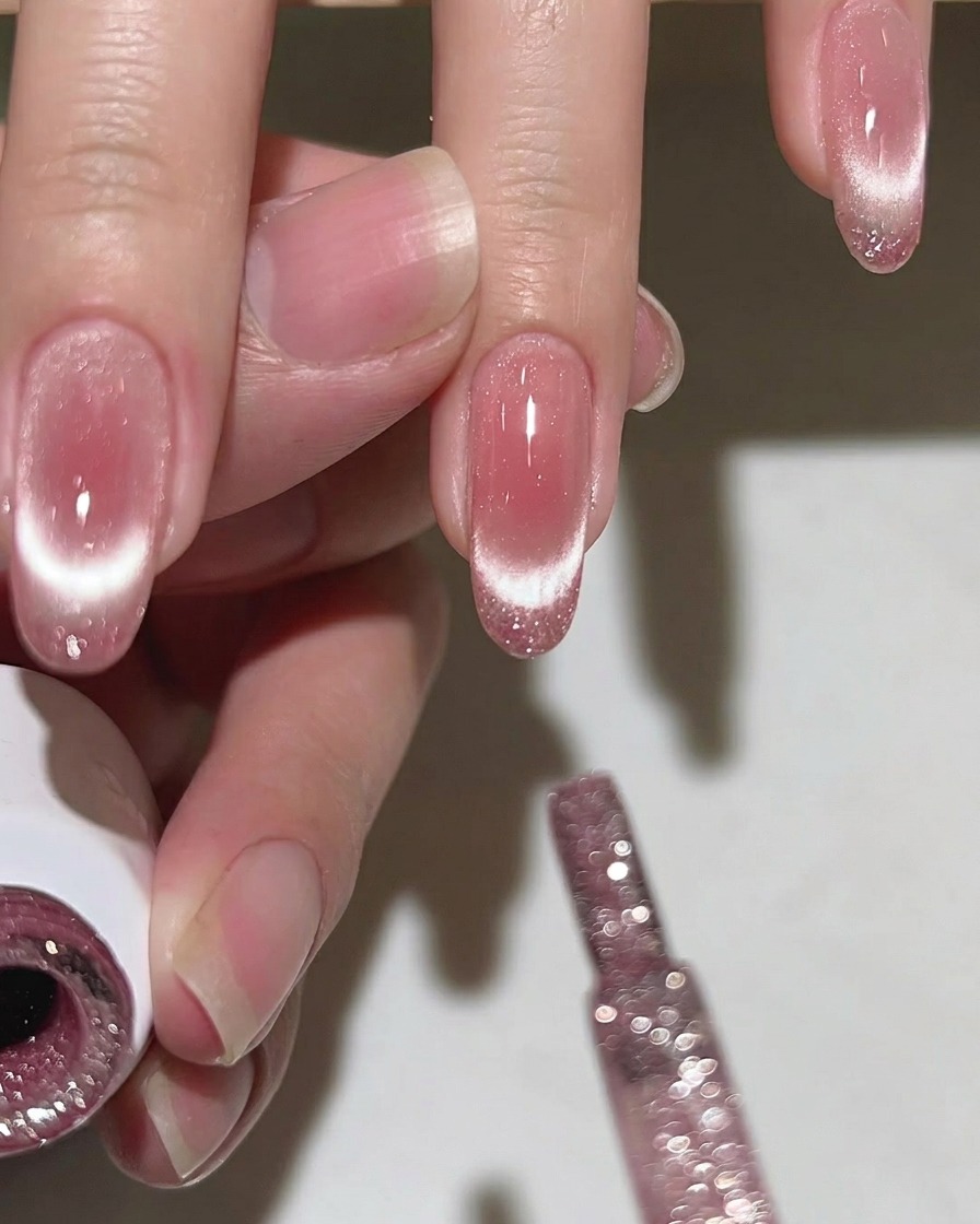 爪の中央に、小さな点として置かれた半透明のピンクジェル。