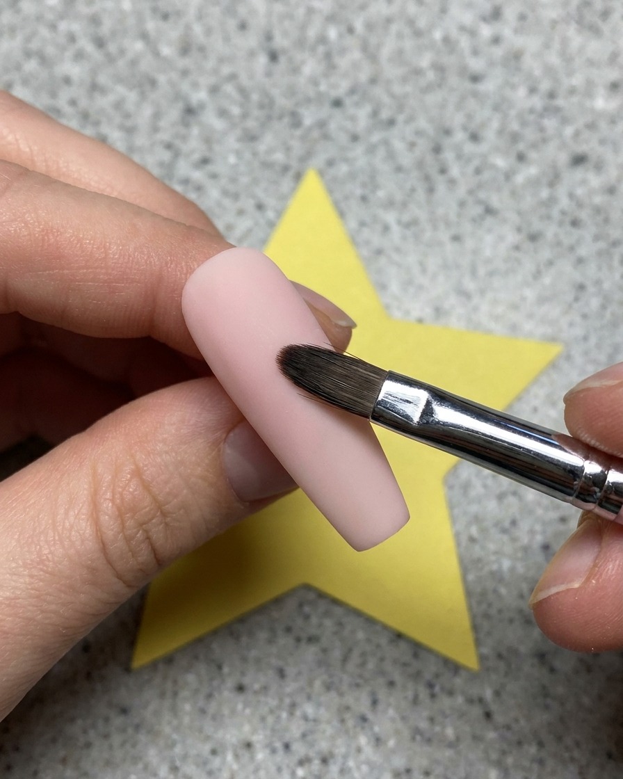 ピンクのベースの上から透明なブルーミングジェルを塗布している様子