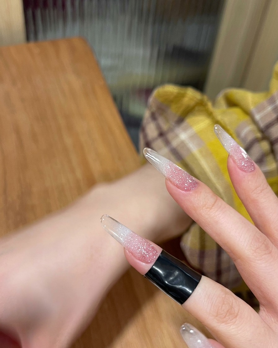 ネイルランプで硬化中の指先。