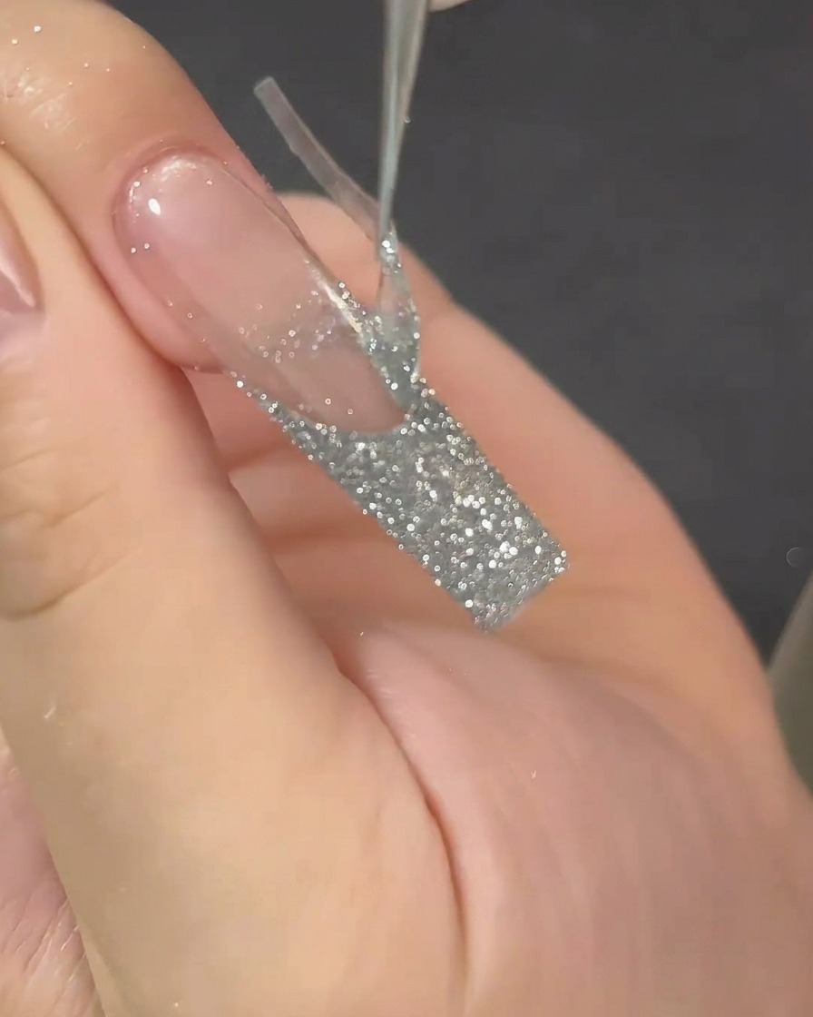ピンセットでフレンチガイドを剥がし、シャープなラインが現れている様子。