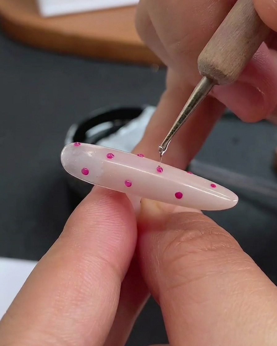 水玉の一つ一つにクリアジェルを乗せて立体感を出している様子。
