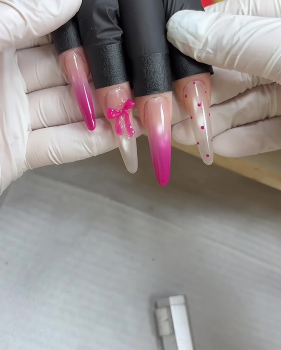 UVネイルランプの中に手を入れて、ジェルを硬化させている様子。