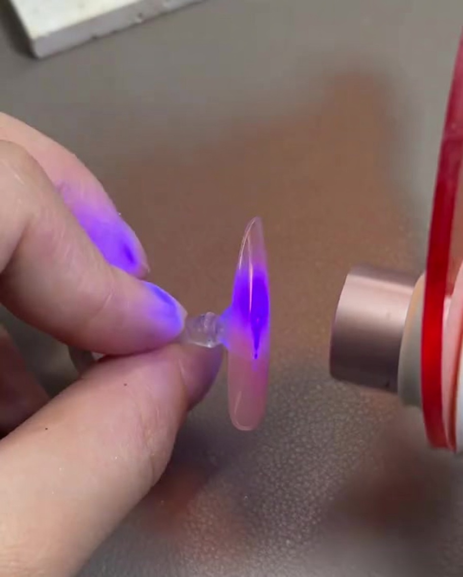 ミニライトを使用して爪を硬化させている様子