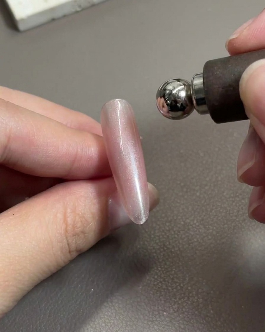 マグネットを使用してネイル表面の輝きを動かしている様子