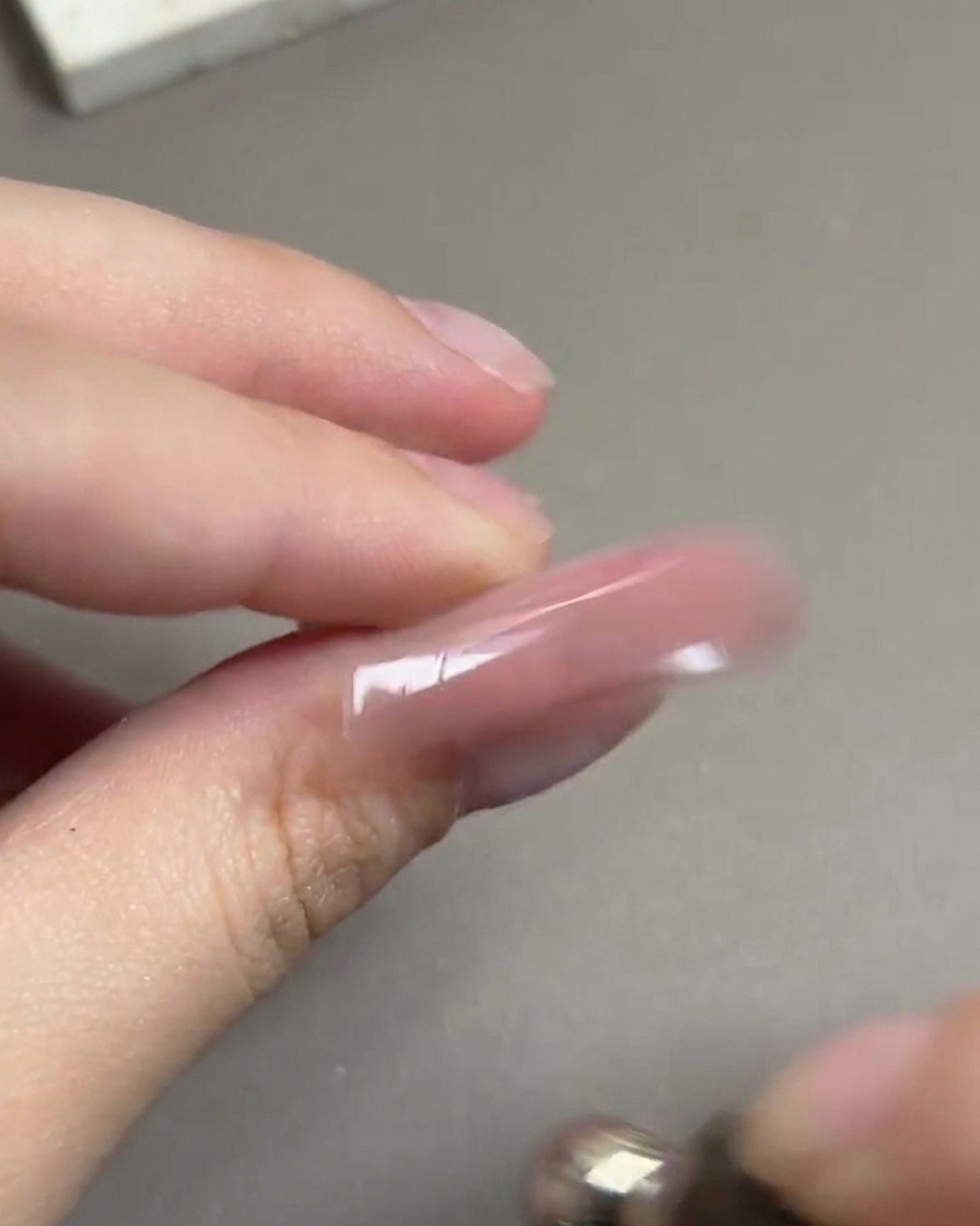 円を描くようにマグネットを動かし、球状の輝きを作っている様子