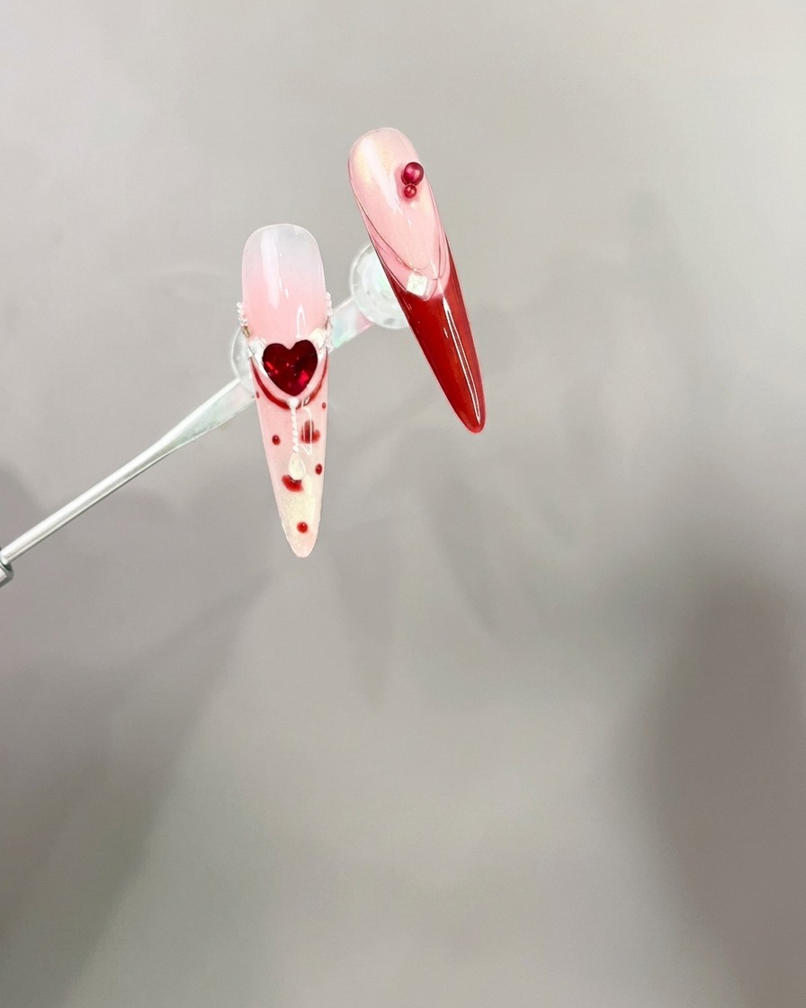 ピンセットで3Dリボンを乗せている様子