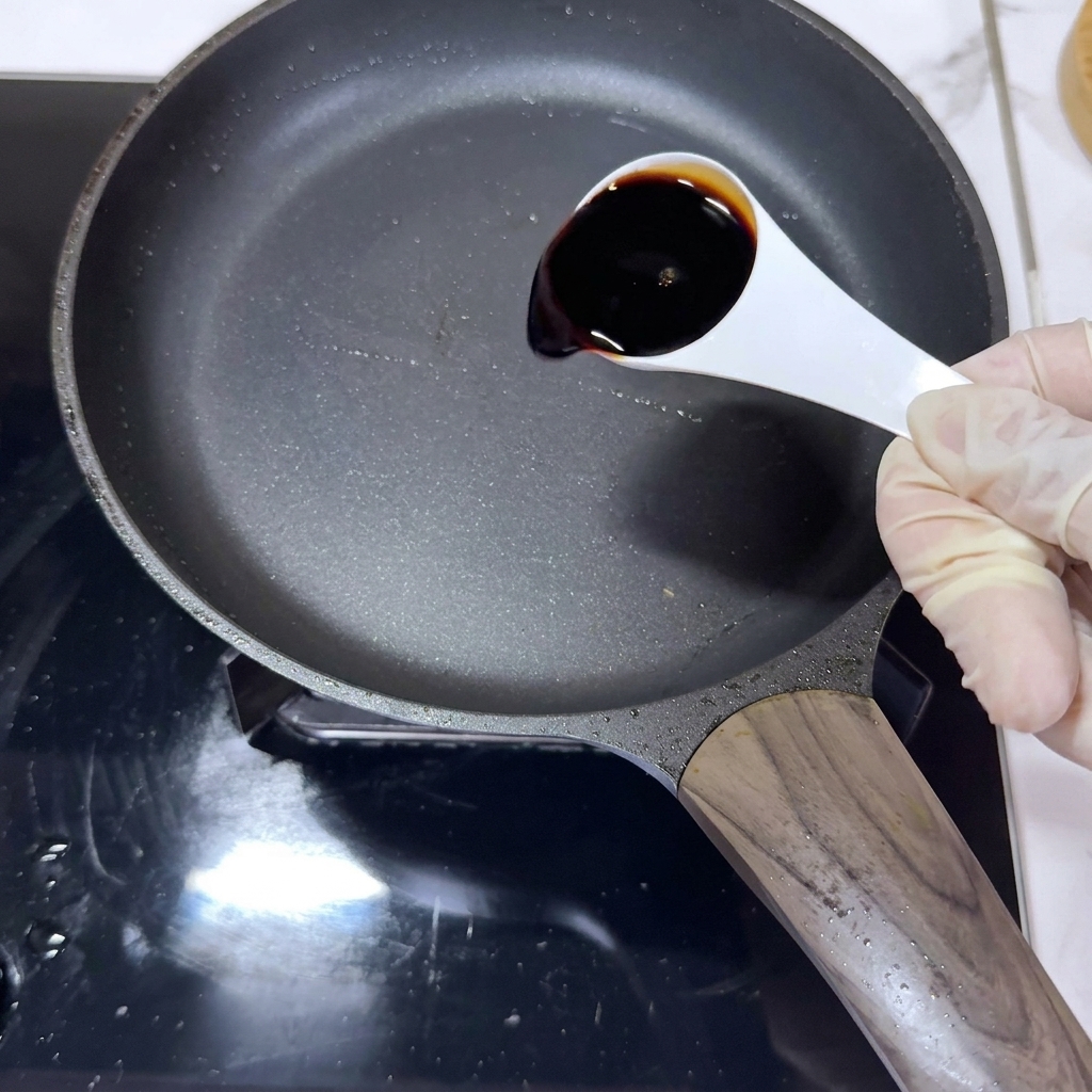 爪の上の3Dホワイトリボンの中心に結び目を作っている様子。