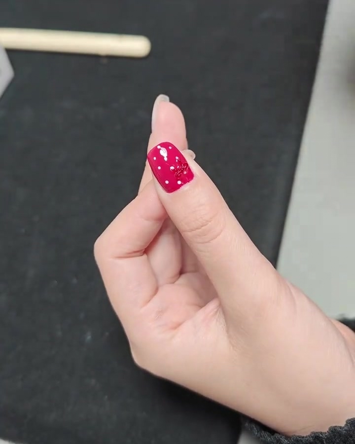 リボンネイルが完成し、ランプで最終硬化させている様子。