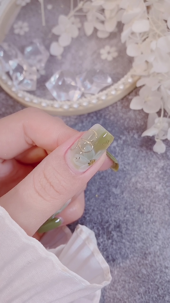 ミルキーグリーン×マーガレットネイル — 上品なフラワー ジェルネイルのやり方