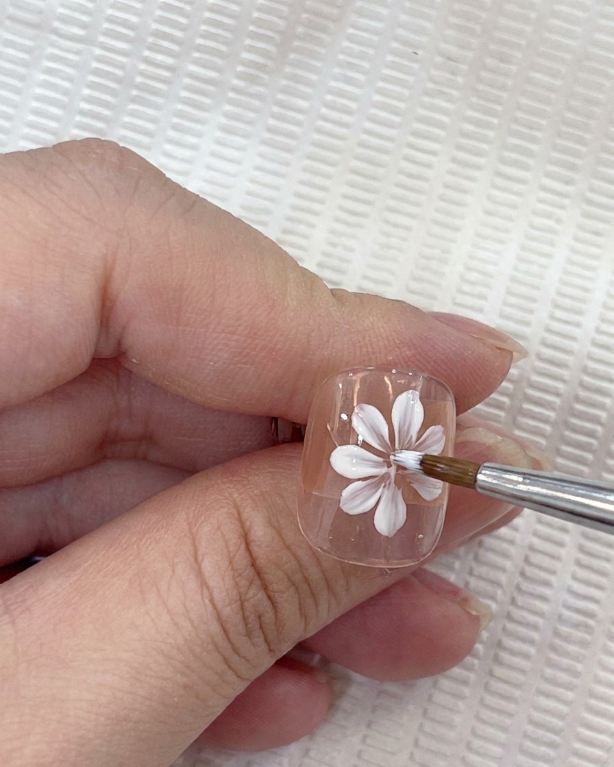 1枚目と2枚目の角度に対し90度の位置に、3枚目の花びらを描いている様子。