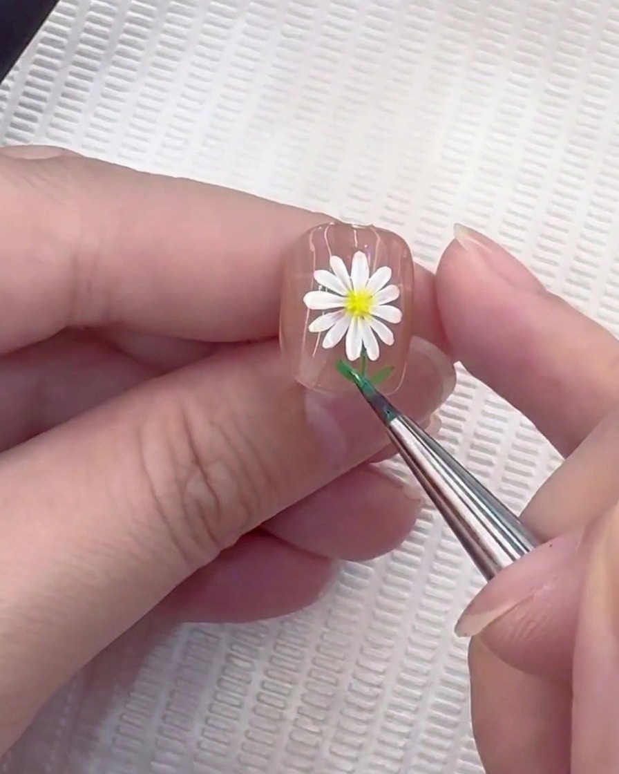 茎の根元に細い葉を描き加えている様子。