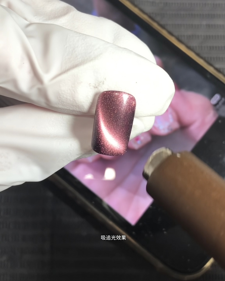 マグネットを使って、ネイル中央に輝くハイライトを作り出している様子。