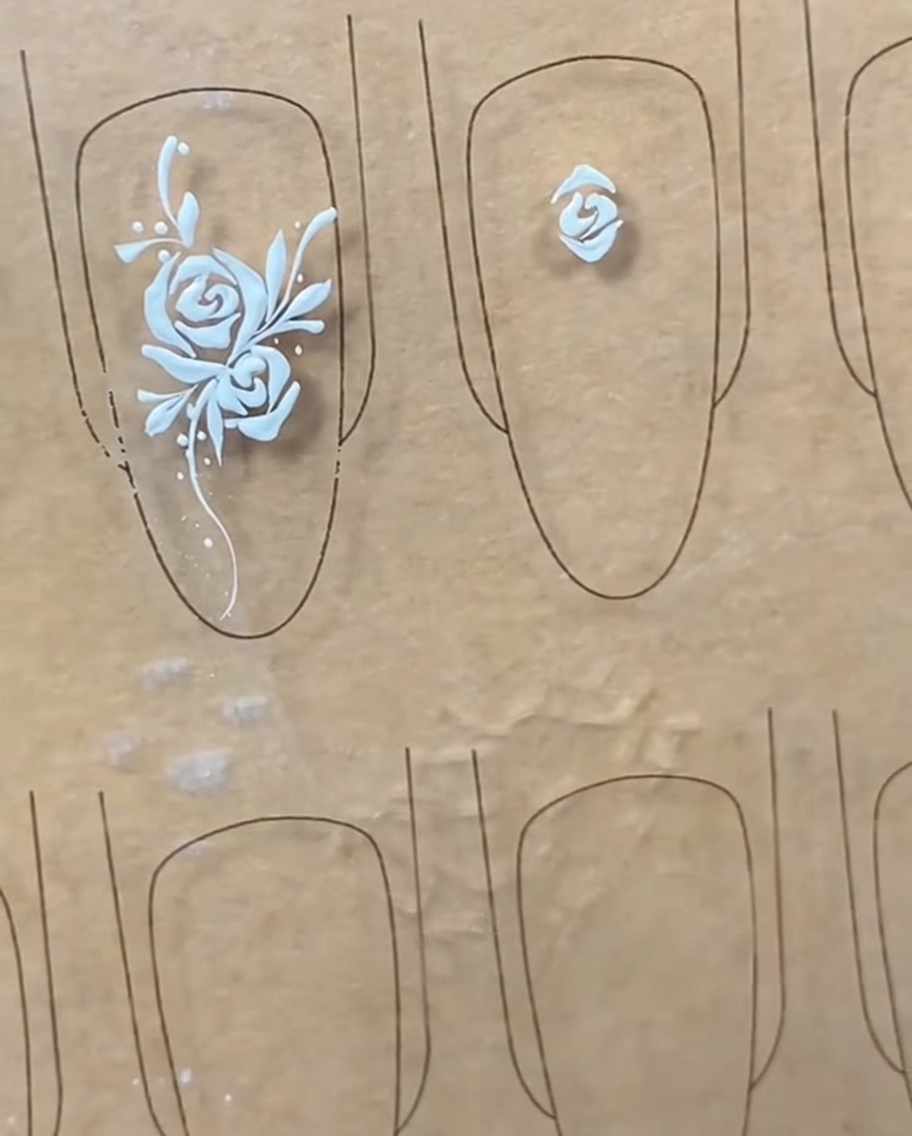 中心部のつぼみの上を覆うように、アーチ状の花びらのラインを描いている様子。