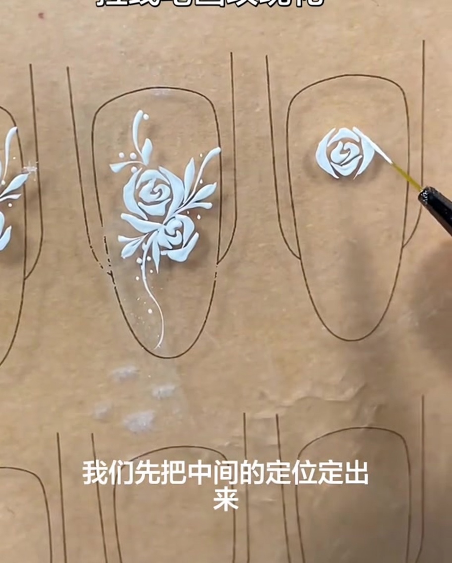 バラの側面に小さな曲線を描き足し、デザインにボリュームを持たせている様子。