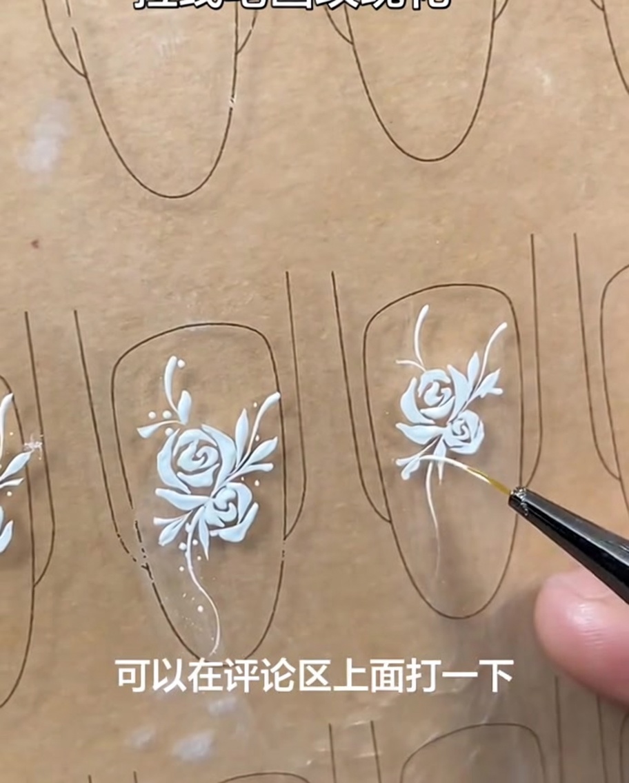 ホワイトローズ、ツタ、葉、そして小さなドットアクセントが完成したネイルアートのデザイン。