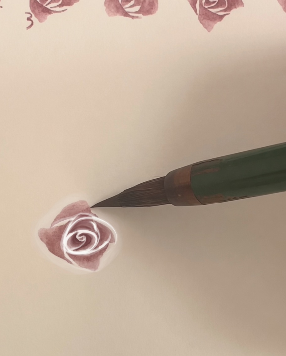 4枚目でより大きな外側の花びらの層が描かれている、紙に描かれた水彩のバラの様子。