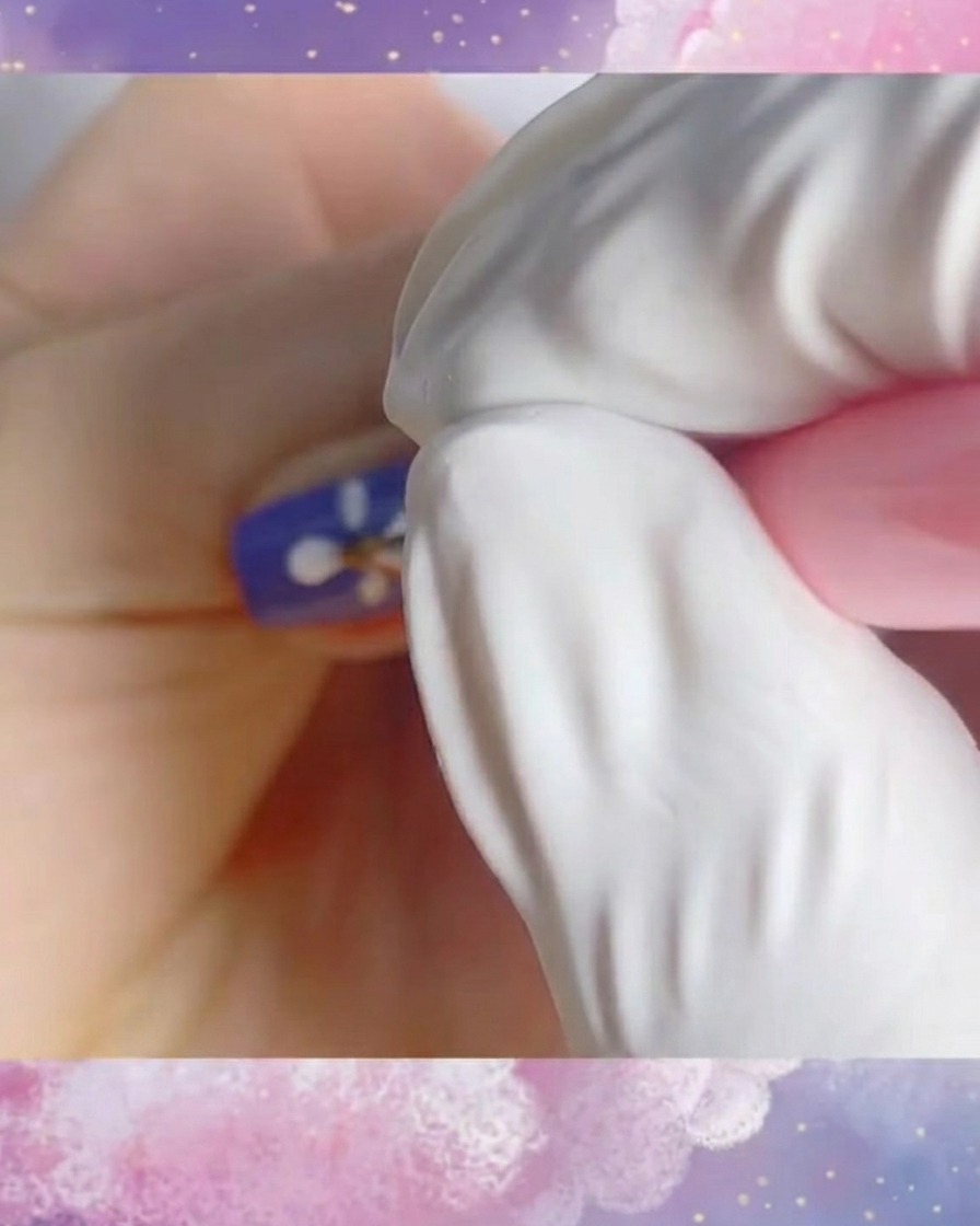 パープルのベースに描かれた白いデイジーの花びらが、綺麗に揃った様子。
