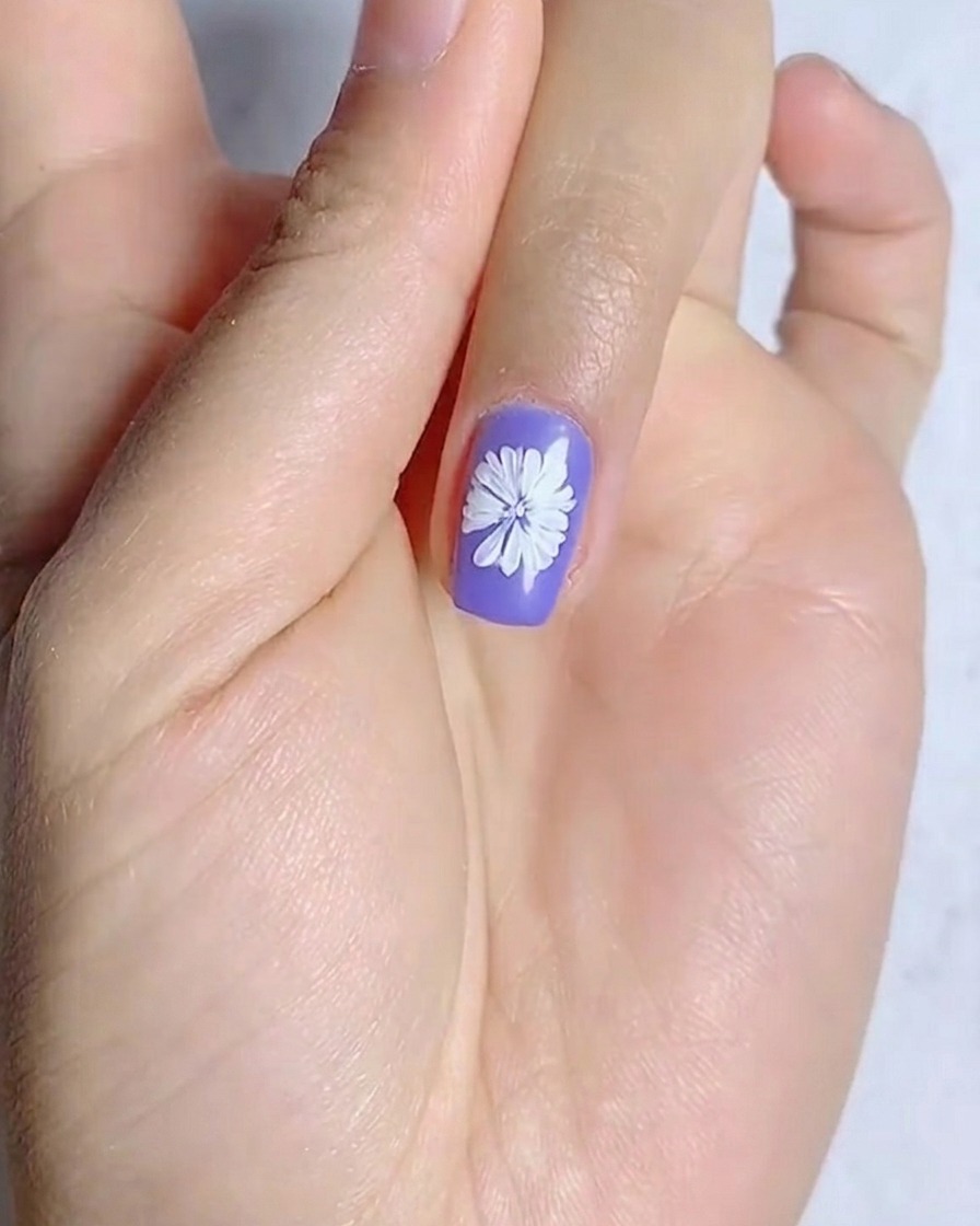 デイジーの花の中心に黄色いドットを置いている様子。