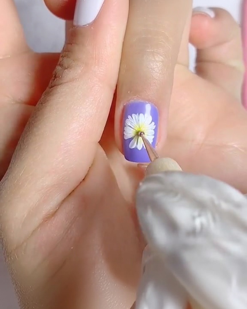 ライナーブラシを使い、花芯のイエローの上にブラウンで細かな点を加えている様子。