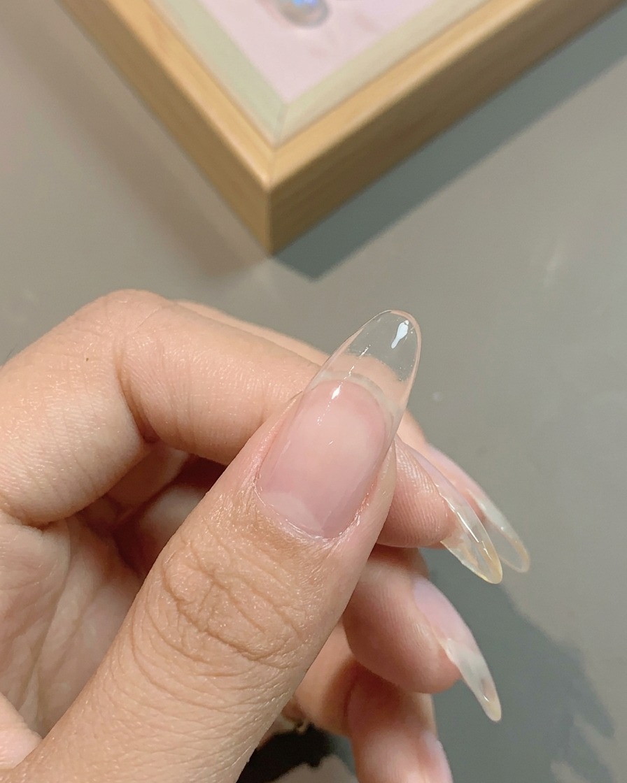 自爪全体に透明感のあるミルキーホワイトのジェルベースを塗布する様子。