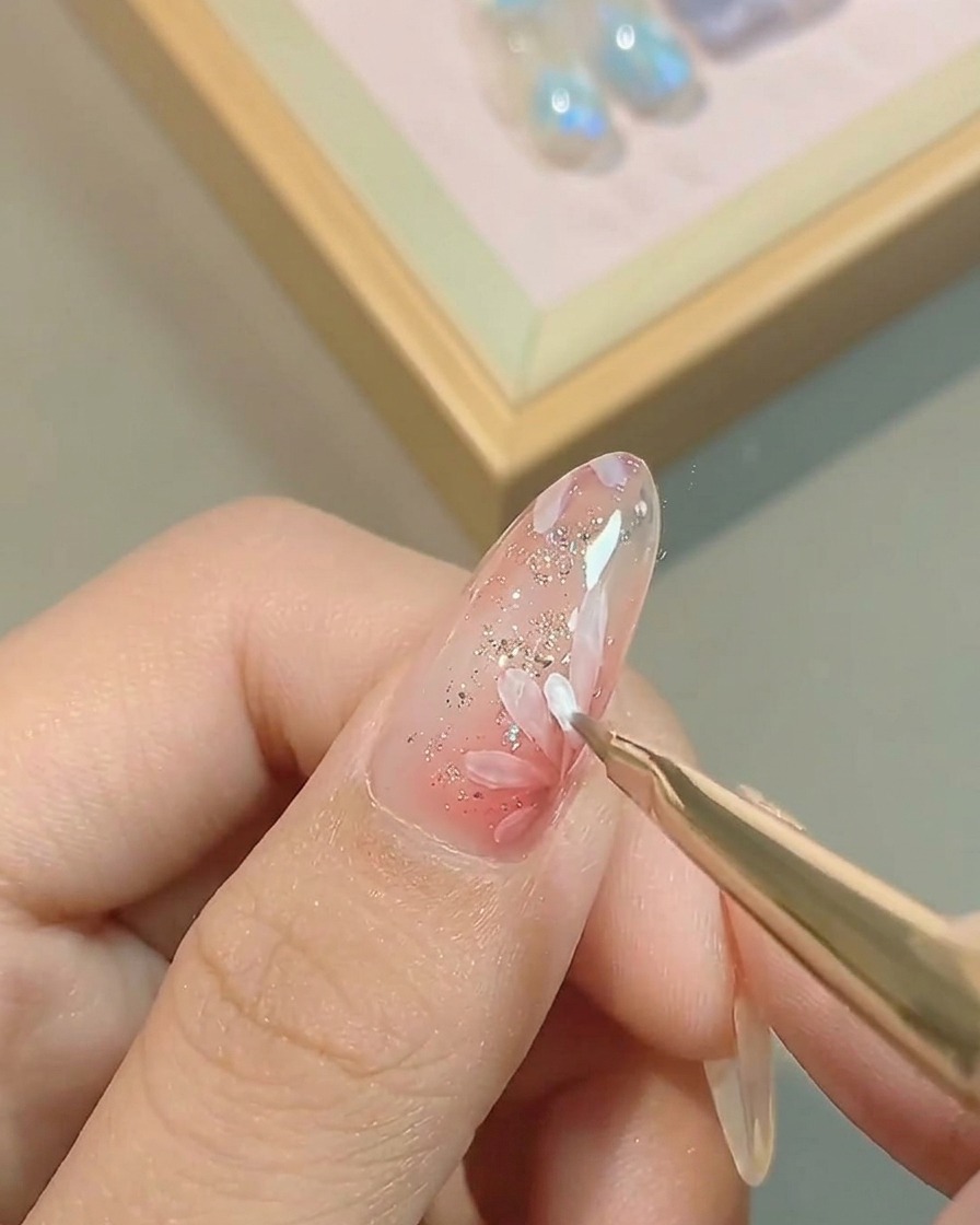 一段目の花びらの上に、重なるように二段目の白い花びらを描く様子。