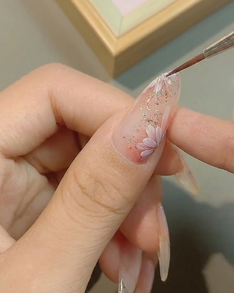 デイジーの中心にハイライトを加えて鮮明にする様子。