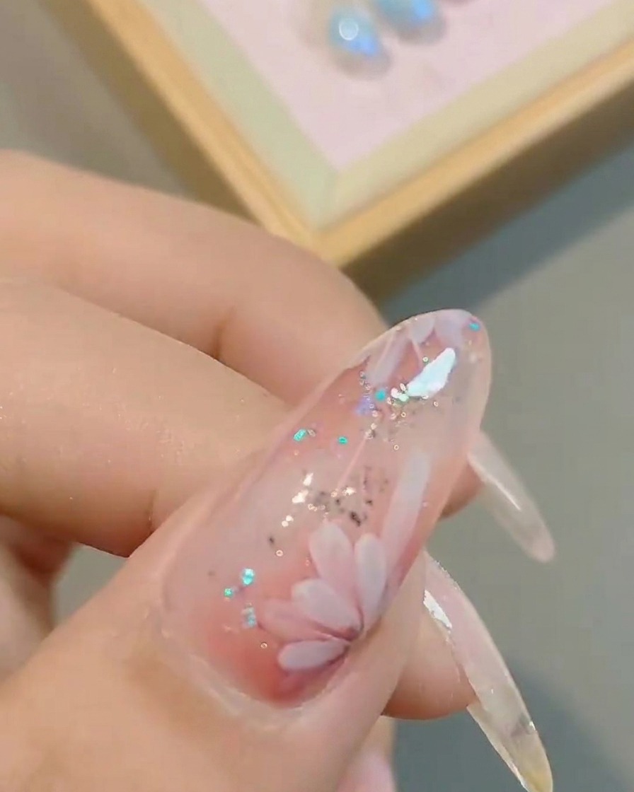 UV/LEDライトの中で最終硬化中のネイル。