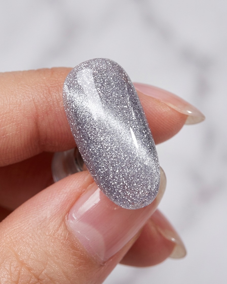 塗布したてのジェルに磁石を近づけ、光のラインを作り出している様子。
